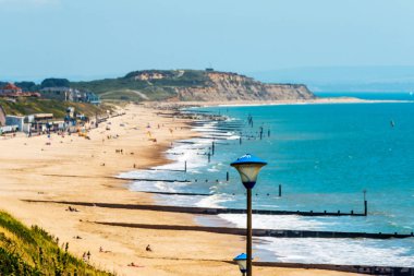 Sandy beach ve mavi okyanus, güzel bir güneşli gün, dinlenme yer