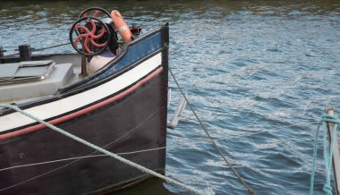 Şehir merkezinde, su apartmen Marinada demirlemiş mavnalar