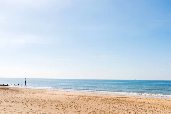 Spiaggia sabbiosa e oceano blu, bella giornata di sole, luogo di riposo — Foto Stock