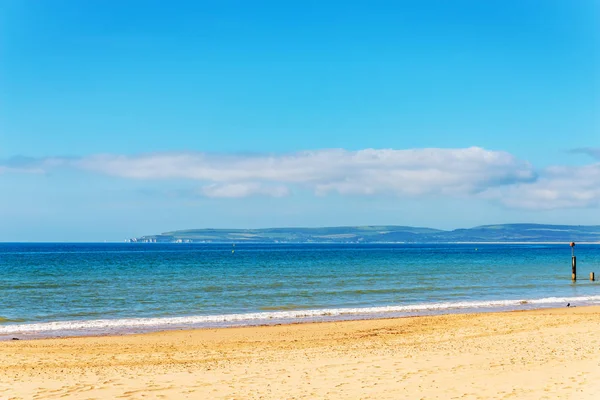 Playa de arena y océano azul, hermoso día soleado, lugar de descanso —  Fotos de Stock