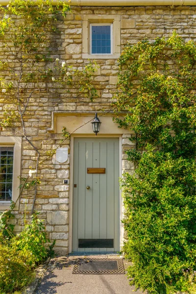 Stilvoller Eingang zu einem Wohnhaus, eine interessante Fassade — Stockfoto