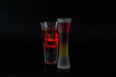 Buz küpleri, yaz içeceği ile bir kokteyl cam renkli içki