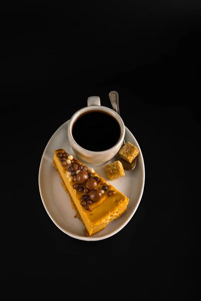 Café negro aromático en taza blanca con pastel de queso en sauc blanco — Foto de Stock