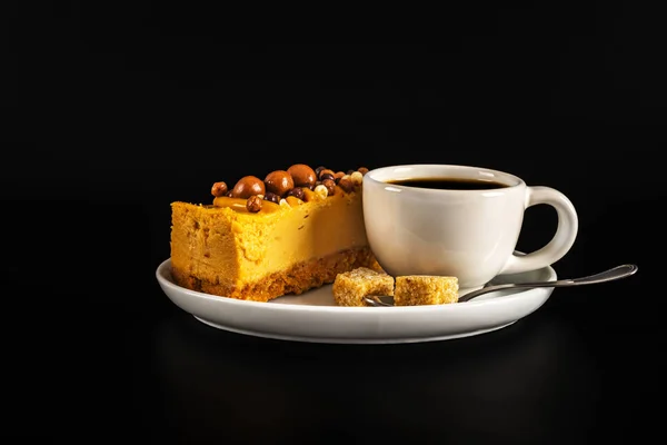 Café negro aromático en taza blanca con pastel de queso en sauc blanco — Foto de Stock