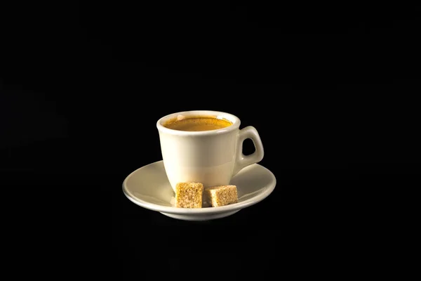 Ароматный черный кофе в белой чашке, коричневый сахар, черный backgrou — стоковое фото