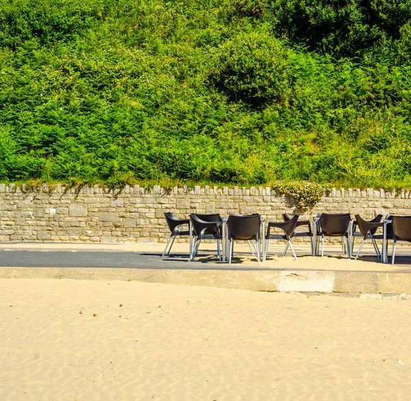 Empty tables and chairs in front of the restaurant, place to ser — Stock Photo, Image