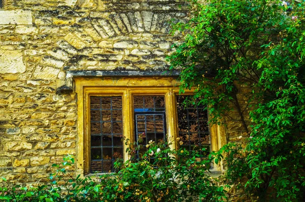 Bir tarihi binada, karakteristik taş f eski ahşap pencere — Stok fotoğraf