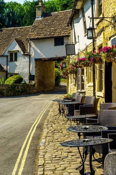 Masa ve sandalye restoran önünde boş, ser için yer