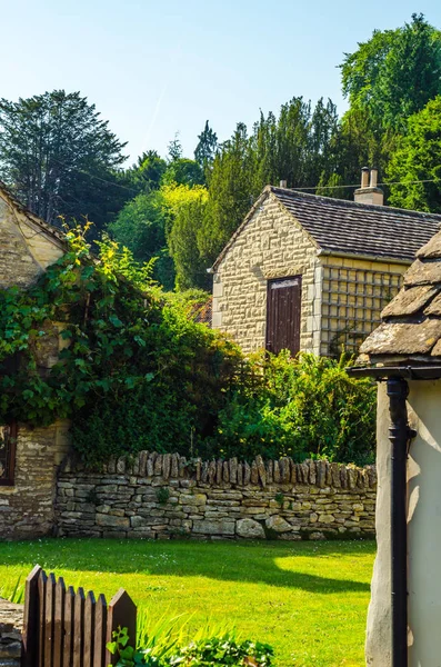 Vieille ville anglaise et de beaux bâtiments historiques, vieille rue, h — Photo