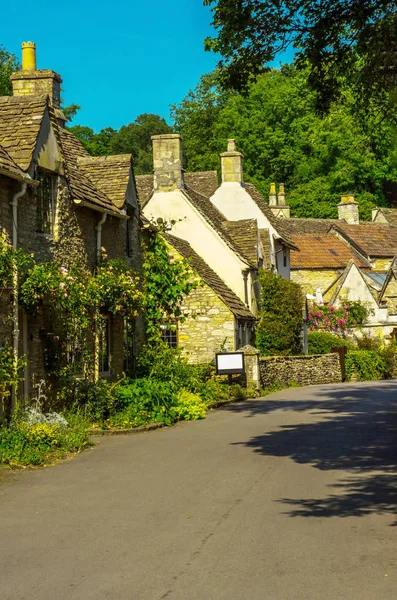 古い英語の町、美しい歴史的建造物、古い通り、h — ストック写真