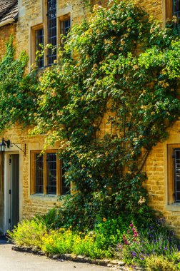 Bir tarihi binada, karakteristik taş f eski ahşap pencere