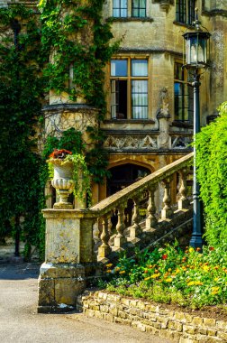 Dekoratif Bahçe, eski çıkılan güzel taş merdivenle 