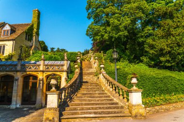 Dekoratif Bahçe, eski çıkılan güzel taş merdivenle 