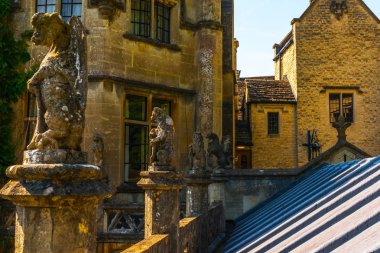 Kaide üzerinde eski heykel güzel korunmuş eski artisti