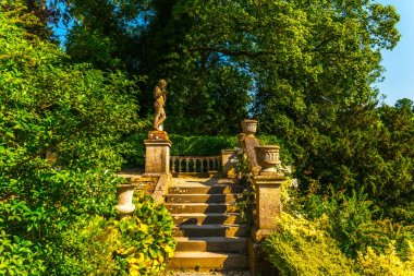 Dekoratif Bahçe, eski çıkılan güzel taş merdivenle 
