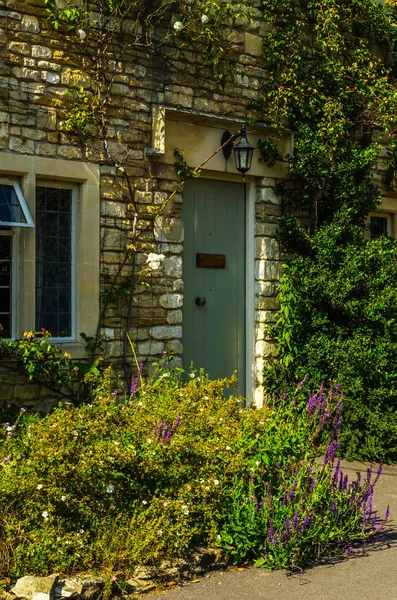 Stilvoller Eingang zu einem Wohnhaus, eine interessante Fassade — Stockfoto