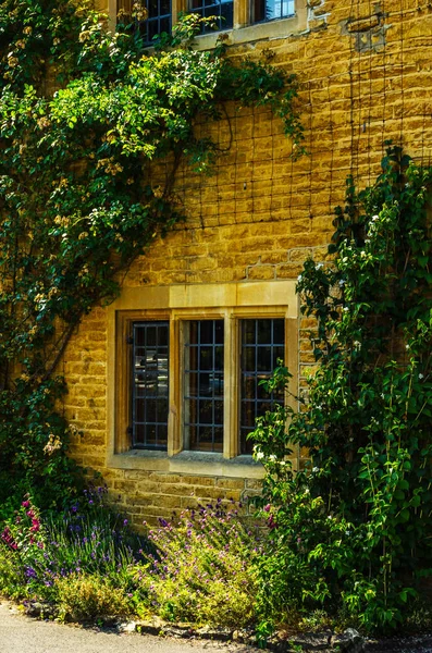 Vieille fenêtre en bois dans un bâtiment historique, pierre caractéristique f — Photo