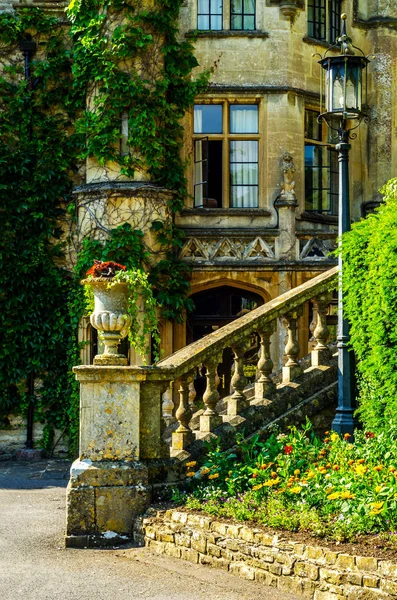 Dekoratif Bahçe, eski çıkılan güzel taş merdivenle 