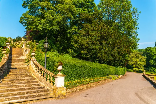 Dekoratif Bahçe, eski çıkılan güzel taş merdivenle 