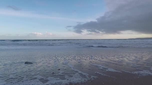 Медленный фильм, красивый песчаный пляж и волна наводнения на пляже, голубое небо и облака — стоковое видео