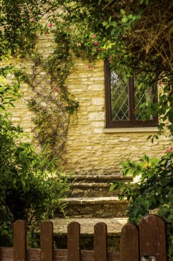 Bir tarihi binada, karakteristik taş f eski ahşap pencere