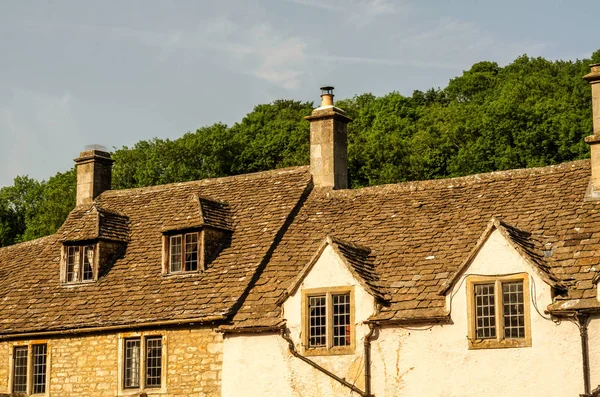 Dächer von Gebäuden mit sar Dachziegel, schön englisch — Stockfoto