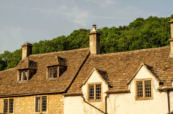 Roofs of buildings covered with sar roof tile, beautiful English — Stock Photo, Image