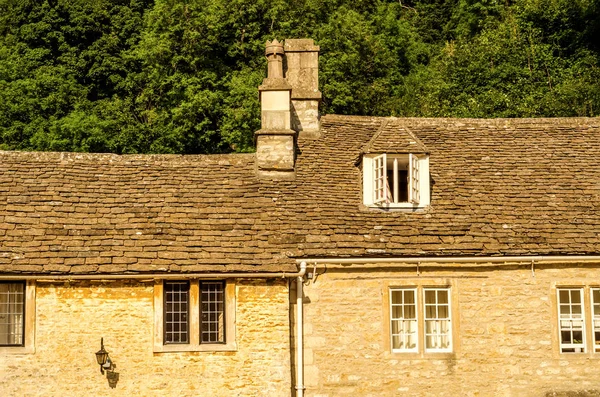 Toits de bâtiments recouverts de tuiles de toit sar, belle anglaise — Photo