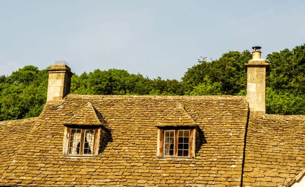 Tetti di edifici coperti con tegole sar tetto, bella inglese — Foto Stock