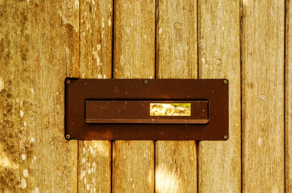 Buzón viejo en la puerta, forma tradicional de entregar cartas —  Fotos de Stock