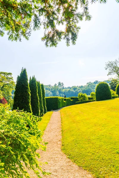 Grön park, nyklippt vegetation, välskött park, walkin — Stockfoto