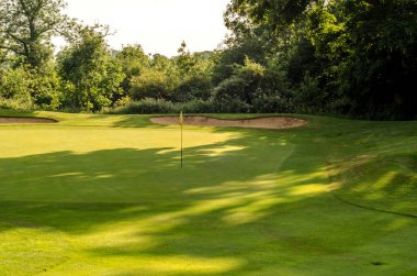 Golf sahasında bir güzel gün, yeşil çimen, yemyeşil bitki örtüsü, git