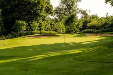 Golf sahasında bir güzel gün, yeşil çimen, yemyeşil bitki örtüsü, git