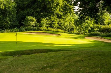 Golf sahasında bir güzel gün, yeşil çimen, yemyeşil bitki örtüsü, git