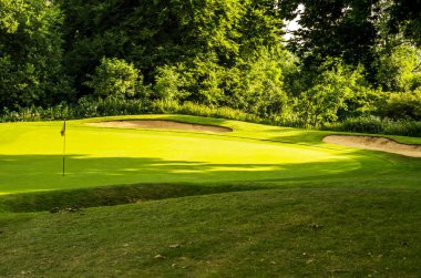 Golf sahasında bir güzel gün, yeşil çimen, yemyeşil bitki örtüsü, git