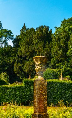 Antika stili, kaideleri üzerinde taş süslemeler güzel park,