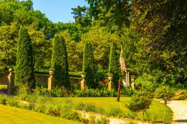 Antika stili, kaideleri üzerinde taş süslemeler güzel park,