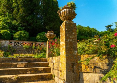 Antika stili, kaideleri üzerinde taş süslemeler güzel park,