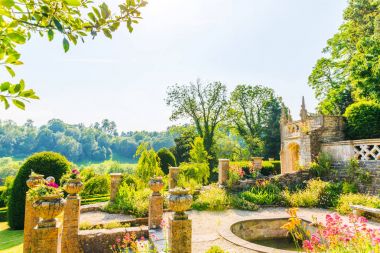 Antika stili, kaideleri üzerinde taş süslemeler güzel park,