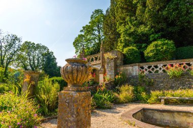 Antika stili, kaideleri üzerinde taş süslemeler güzel park,