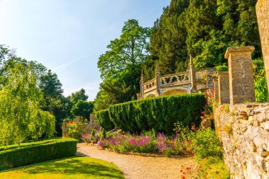 Taze bitki örtüsü, kesilmiş yeşil park park walkin, bakımlı