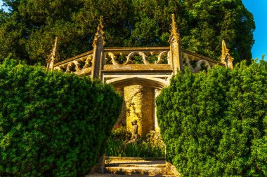 Kaide üzerinde eski heykel güzel korunmuş eski artisti