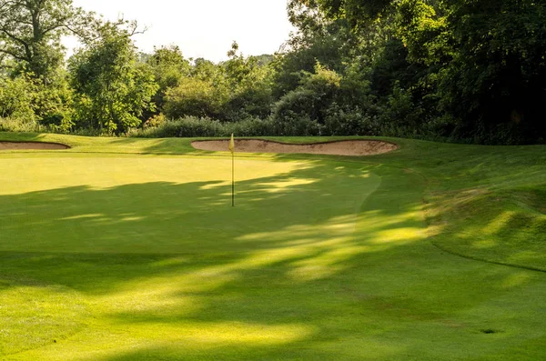 Golfplatz an einem schönen Tag, grünes Gras, üppige Vegetation, gehen — Stockfoto