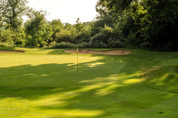 Golf sahasında bir güzel gün, yeşil çimen, yemyeşil bitki örtüsü, git