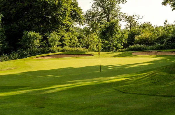 Golf sahasında bir güzel gün, yeşil çimen, yemyeşil bitki örtüsü, git