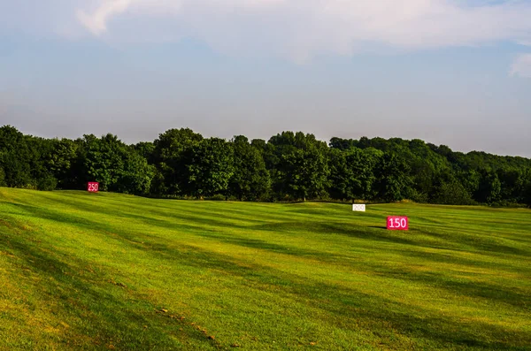 Campo da golf in una bella giornata, erba verde, vegetazione lussureggiante, andare — Foto Stock