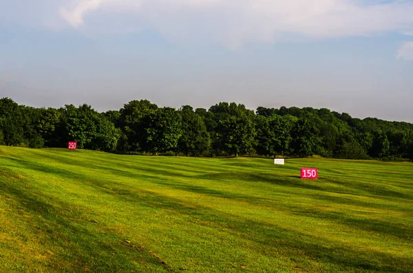 Campo de golfe em um belo dia, grama verde, vegetação exuberante, ir — Fotografia de Stock