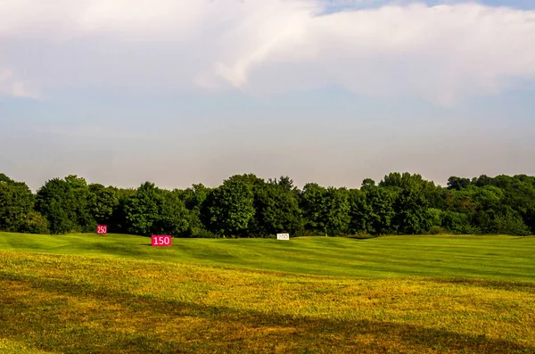 Campo de golfe em um belo dia, grama verde, vegetação exuberante, ir — Fotografia de Stock