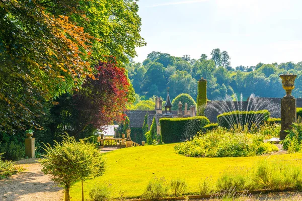 Antika stili, kaideleri üzerinde taş süslemeler güzel park,