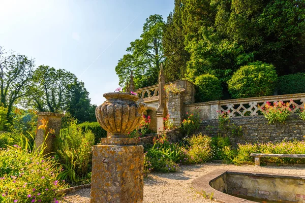 Antika stili, kaideleri üzerinde taş süslemeler güzel park,
